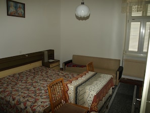 Schlafzimmer 1