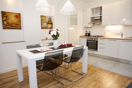 Apartment Le Monde - kitchen and dining area