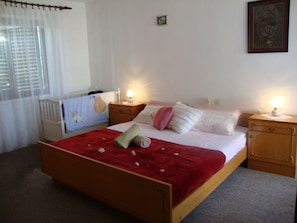 Schlafzimmer 1