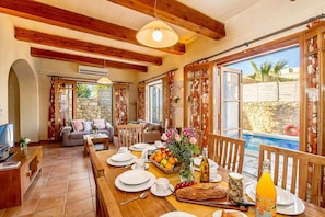 Dining room of Casetta Menzja holiday home