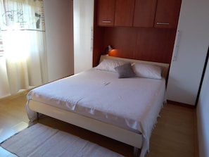 Schlafzimmer 1