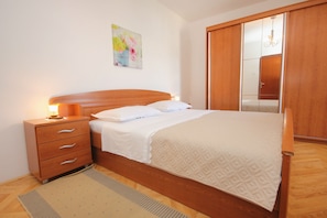 Schlafzimmer 1
