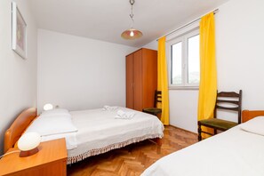 Schlafzimmer 1