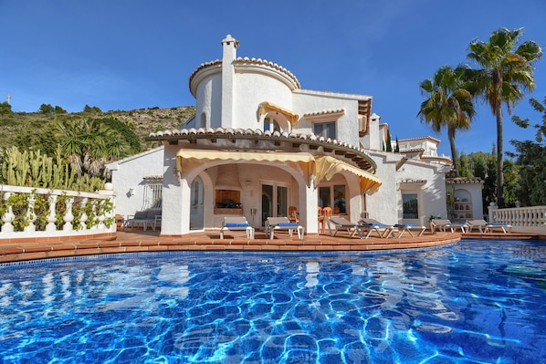 avec piscine privée et terrasse