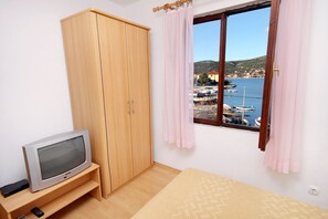 Schlafzimmer 1