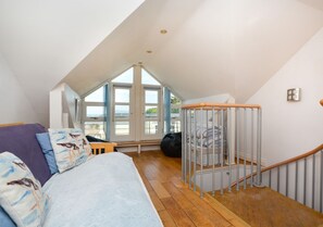 Extra sleeping on bed settee