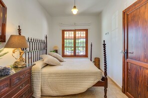 Schlafzimmer mit Gartenblick in Villa Mallorca, zur Ferienvermietung