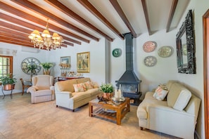 Living room with fireplace in Villa for holiday rental in Mallorca