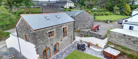 On a former working dairy farm in the heart of the Devon countryside, The Granary is a lovingly restored stone barn conversion 