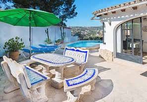 Terrasse et piscine