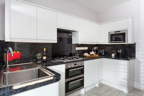 Fully-equipped kitchen with dishwasher