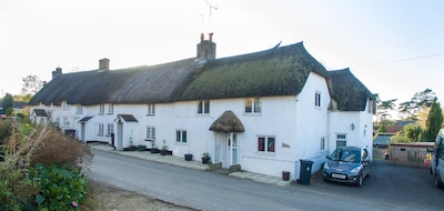 Encantadora casa de campo con techo de paja en el hermoso pueblo de Dorset y el campo