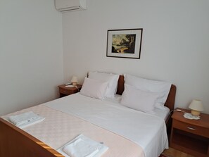 Schlafzimmer 1