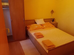 Schlafzimmer 1