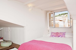 The upper bedroom features a comfortable double bed and a fantastic view over the Castle and downtown’s vibrant rooftops