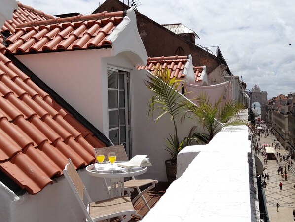 A superb loft-style apartment and urban retreat ideally located in the historic heart of downtown Lisbon that offers comfort and charm with breathtaking views from its rooftop