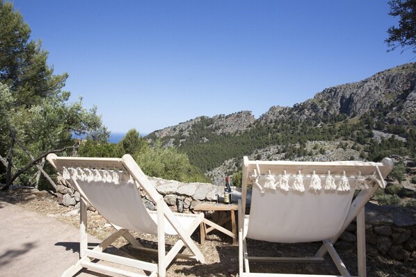 Sonnenliegen mit Blick auf die Berge in Villa in Soller, Mallorca