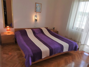 Schlafzimmer 1