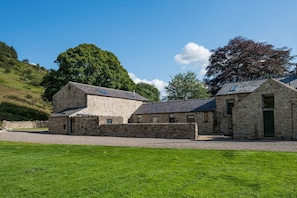 Williamston Barn & Cowshed - rear aspect and courtyard