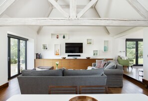 Open-plan sitting room, dining area and kitchen