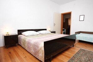 Schlafzimmer 1