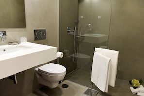 Our Madeira - Apartments in Madeira - Babosas Village Apartment Shower Room