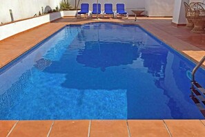 Une belle piscine privée derrière la maison.