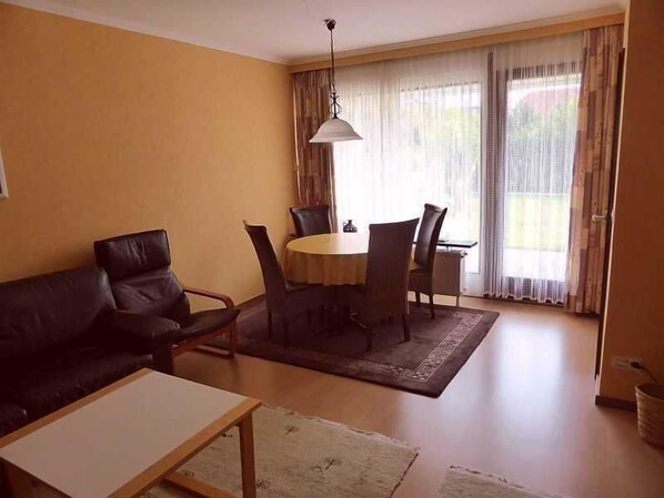 Wohnzimmer mit Essplatz
