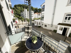bestuhlter Balkon