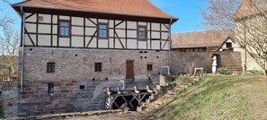 Das historische Mühlengebäude mit seinem Wasserrad