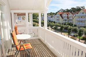 bestuhlter Balkon