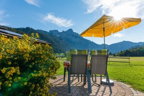 Terrasse im Freien Chalet 13 im Almdorf Tirol