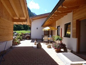 Terrasse Überdacht mit Gartenmöbel, Sonnenliege und vieles mehr.