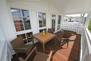 bestuhlter Balkon mit Blick ins Grüne
