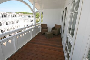 bestuhlter Balkon