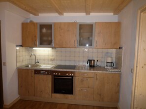 Küchenzeile, Herd, Spüle, Spülmaschine, Kühlschrank