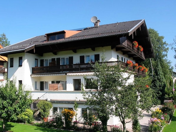 Gästehaus von Süden, Südbalkon Nr. 2 und Nr. 4