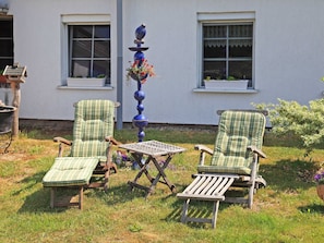 Garten mit Liegestühlen