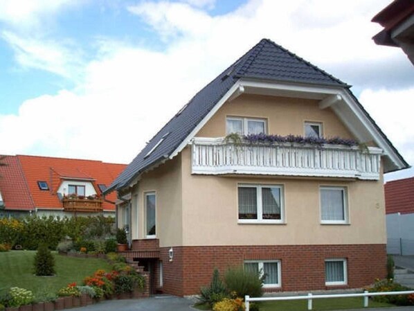 Die Wohnung befindet sich im Souterrain. Gesonderter Eingang.