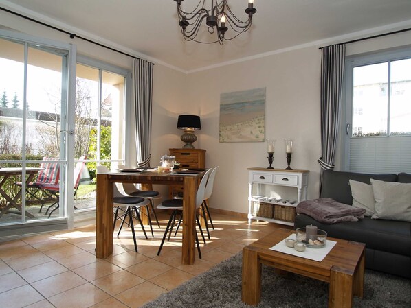 Das gemütliche Wohnzimmer mit Sitzecke, Essecke und Zugang zur Terrasse