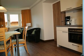 Wohn-Esszimmer mit Küchenzeile