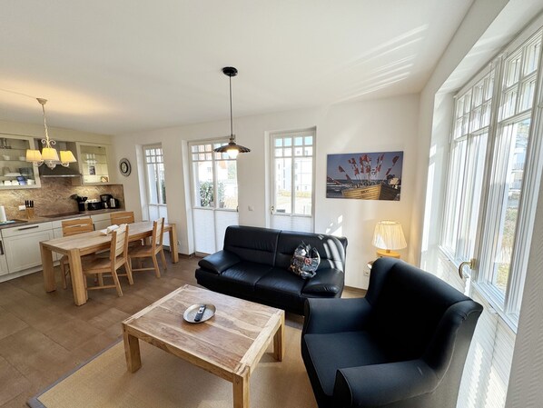 gemütliches Wohnzimmer mit Couch