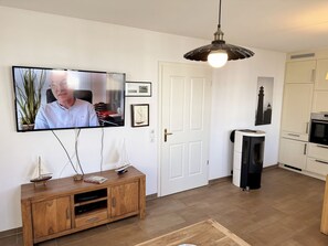 gemütliches Wohnzimmer mit Smart-TV und TV-Board