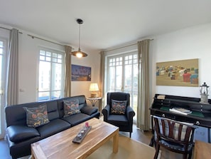 Wohnzimmer mit Ledercouch und Sessel