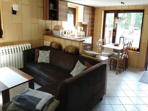 Wohnzimmer mit Couch , Schränke + LCD- TV Flachbildschirm