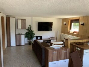 Wohnzimmer mit Couch , Schränke + LCD- TV Flachbildschirm