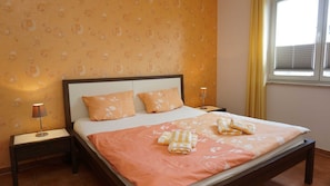 Schlafzimmer mit Doppelbett