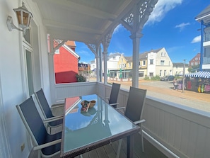 bestuhlter Balkon mit viel Platz