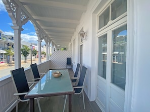 bestuhlter Balkon vom Wohnzimmer begehbar