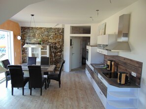 Wohnzimmer mit Küche
